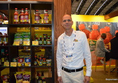 Peter Schneiders met naast hem wat biologische producten (groene dop) die Inproba produceert. 